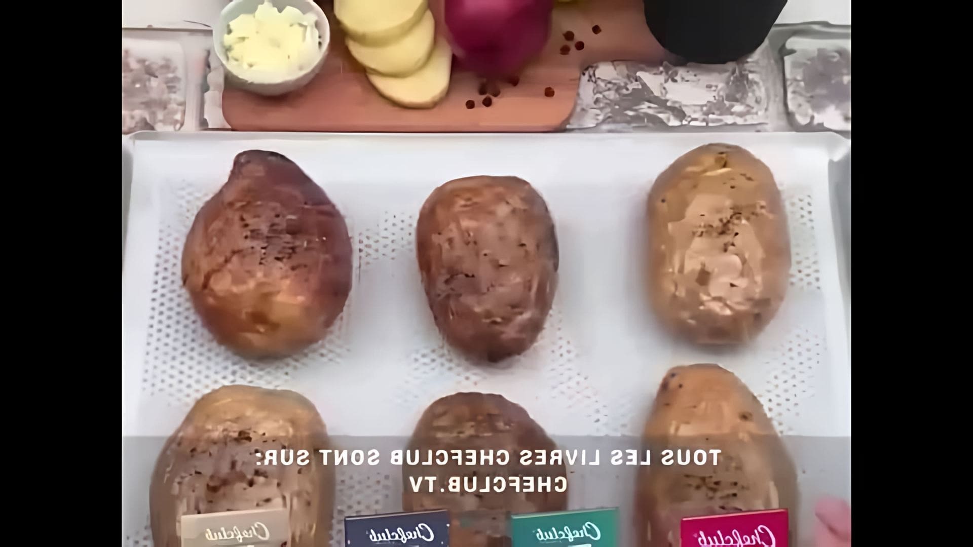В этом видео-ролике мы покажем, как приготовить печёный картофель в мундире с сыром и ветчиной