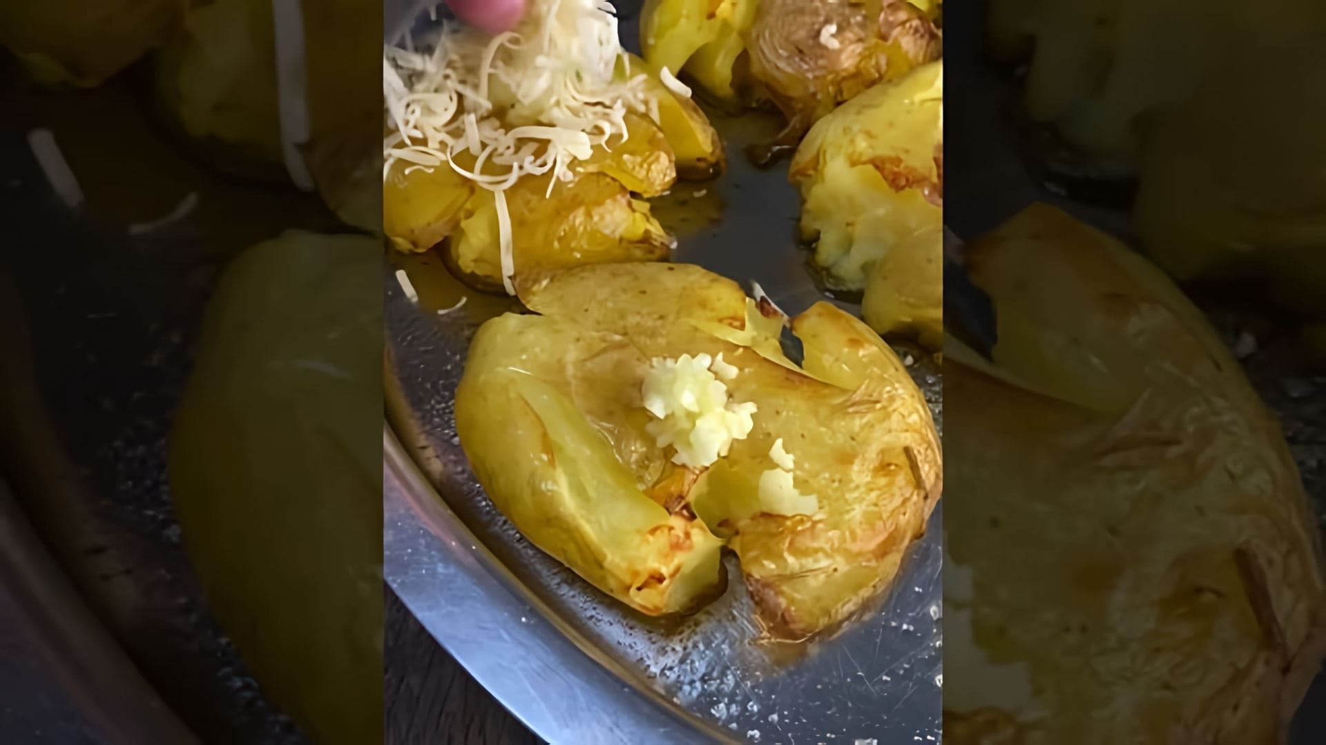 Вкуснейшая картошка с сыром и сметаной - это видео-ролик, который показывает процесс приготовления вкусного и сытного блюда