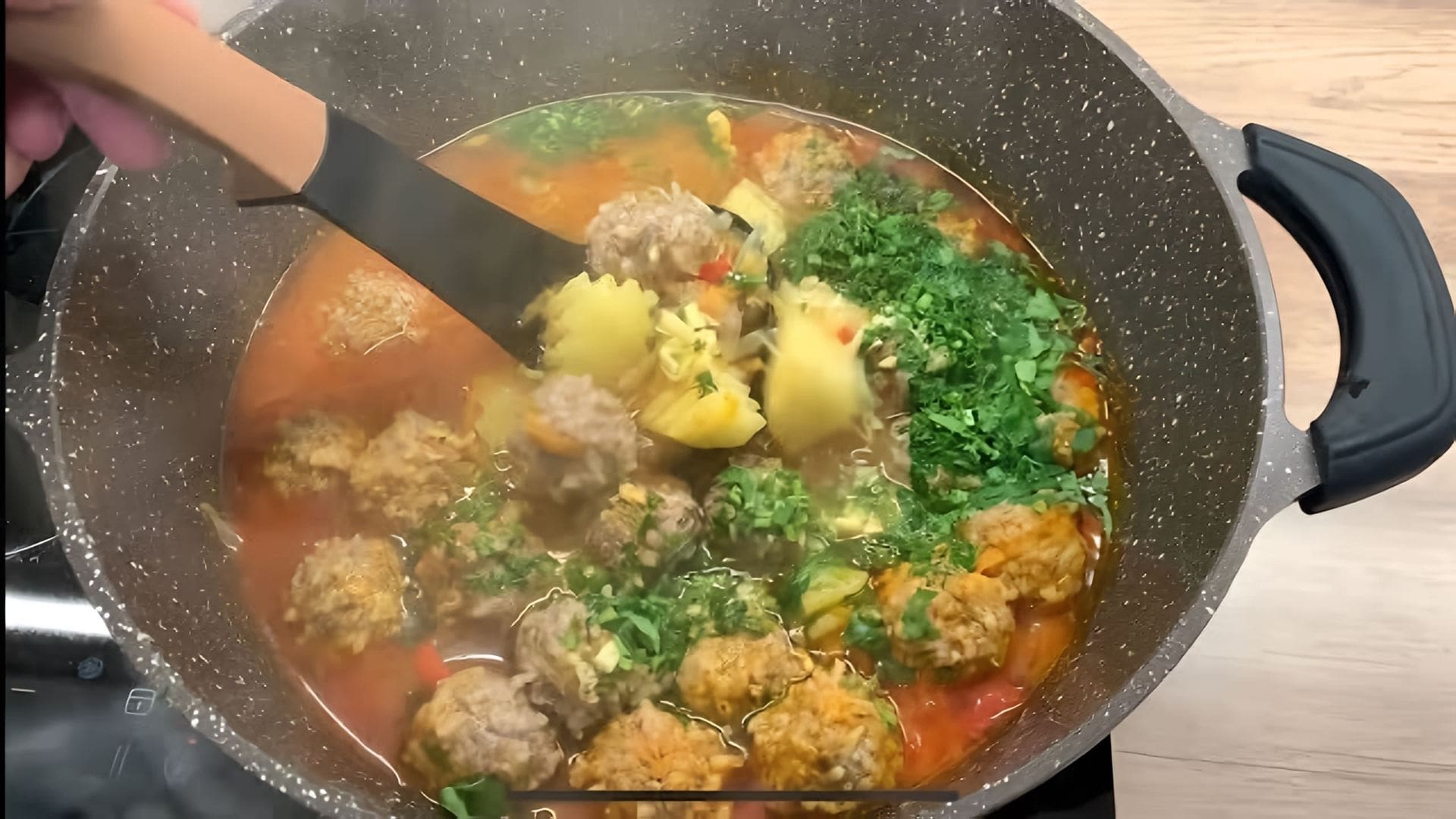 В этом видео демонстрируется процесс приготовления вкусного и наваристого супа с тефтелями