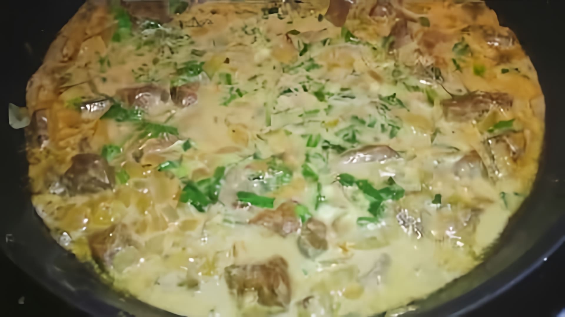 В этом видео демонстрируется процесс приготовления говяжьей печени в сметанном соусе