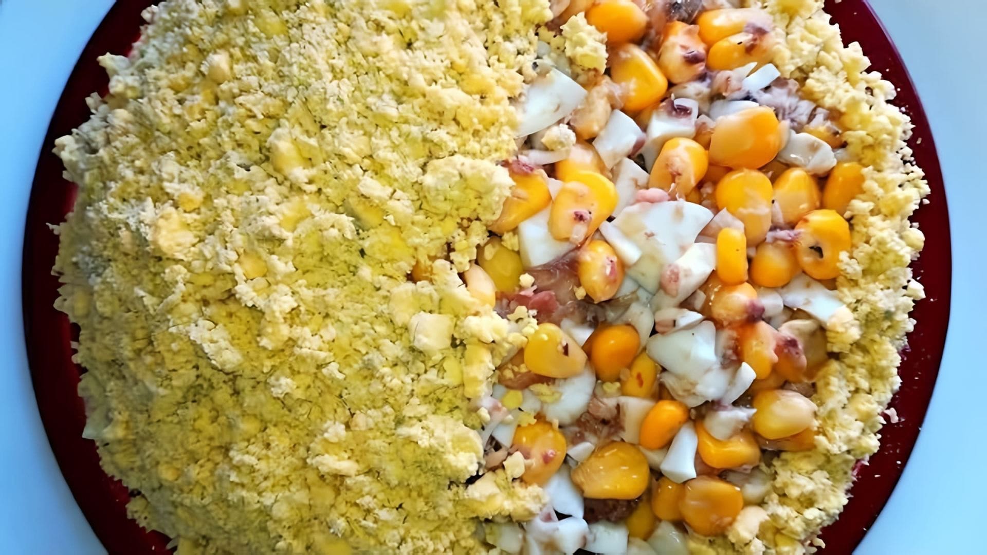 В этом видео демонстрируется процесс приготовления салата из рыбных консервов без использования майонеза