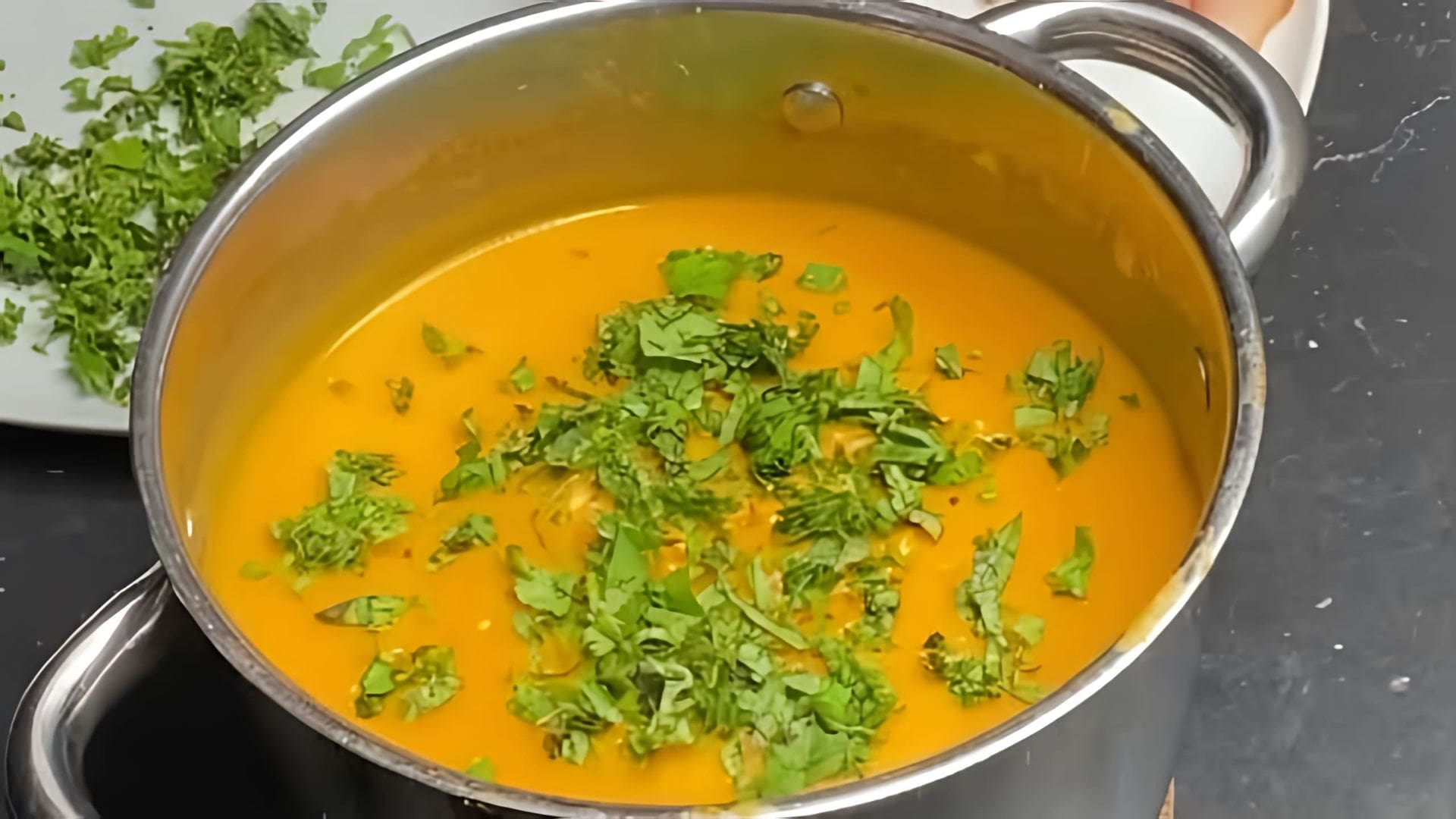 В этом видео мы видим, как готовится чечевичный суп