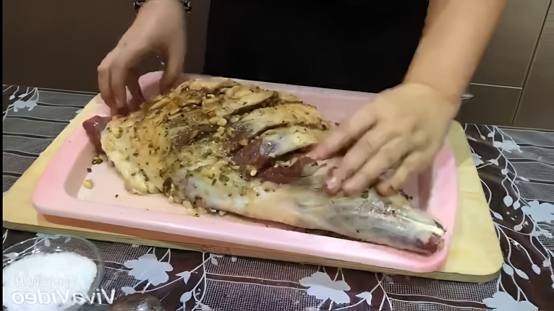 В этом видео-ролике вы увидите, как приготовить нежнейшую баранину в духовке