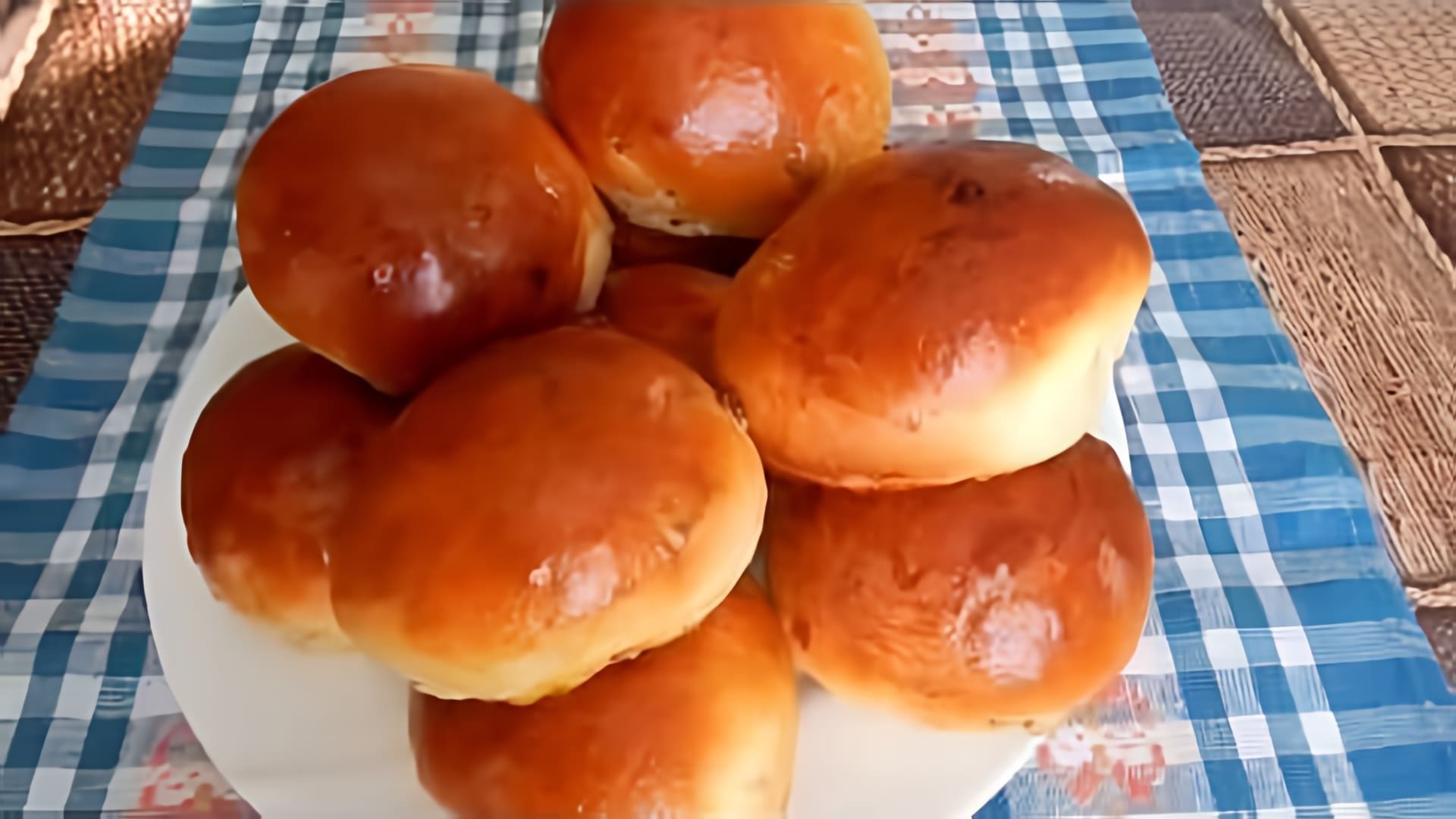 В этом видео демонстрируется процесс приготовления сдобных булочек с изюмом