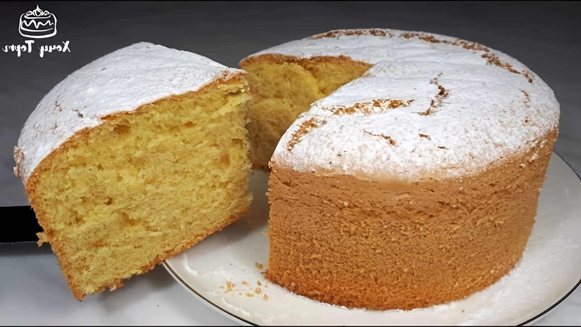 В данном видео демонстрируется рецепт приготовления бисквита на желтках