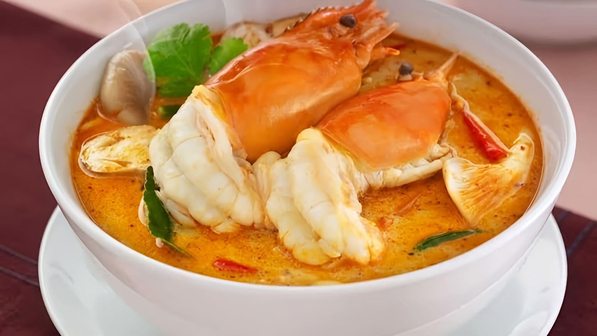 В этом видео демонстрируется процесс приготовления традиционного тайского супа "Том Ям Кунг" с креветками