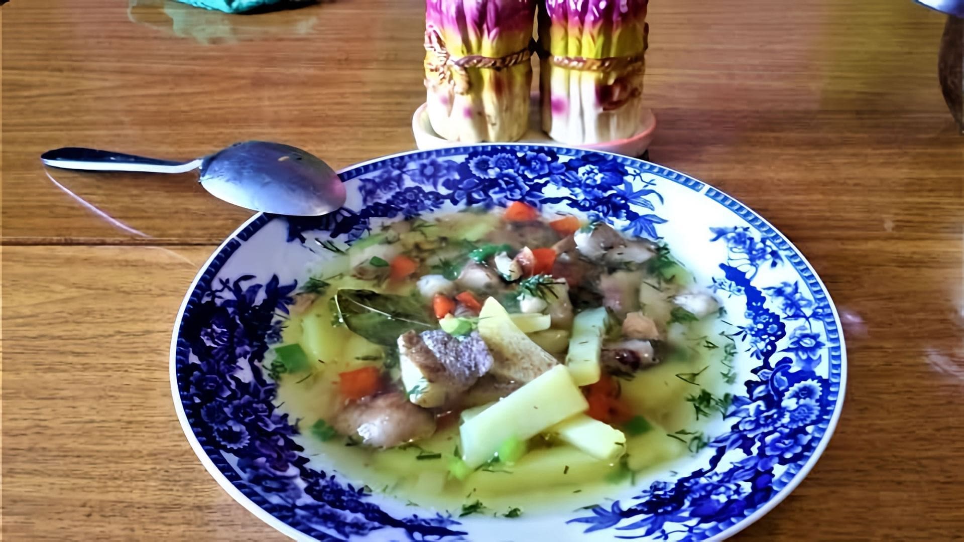 В этом видео демонстрируется процесс приготовления супа из соленых груздей, который называется грузинкой