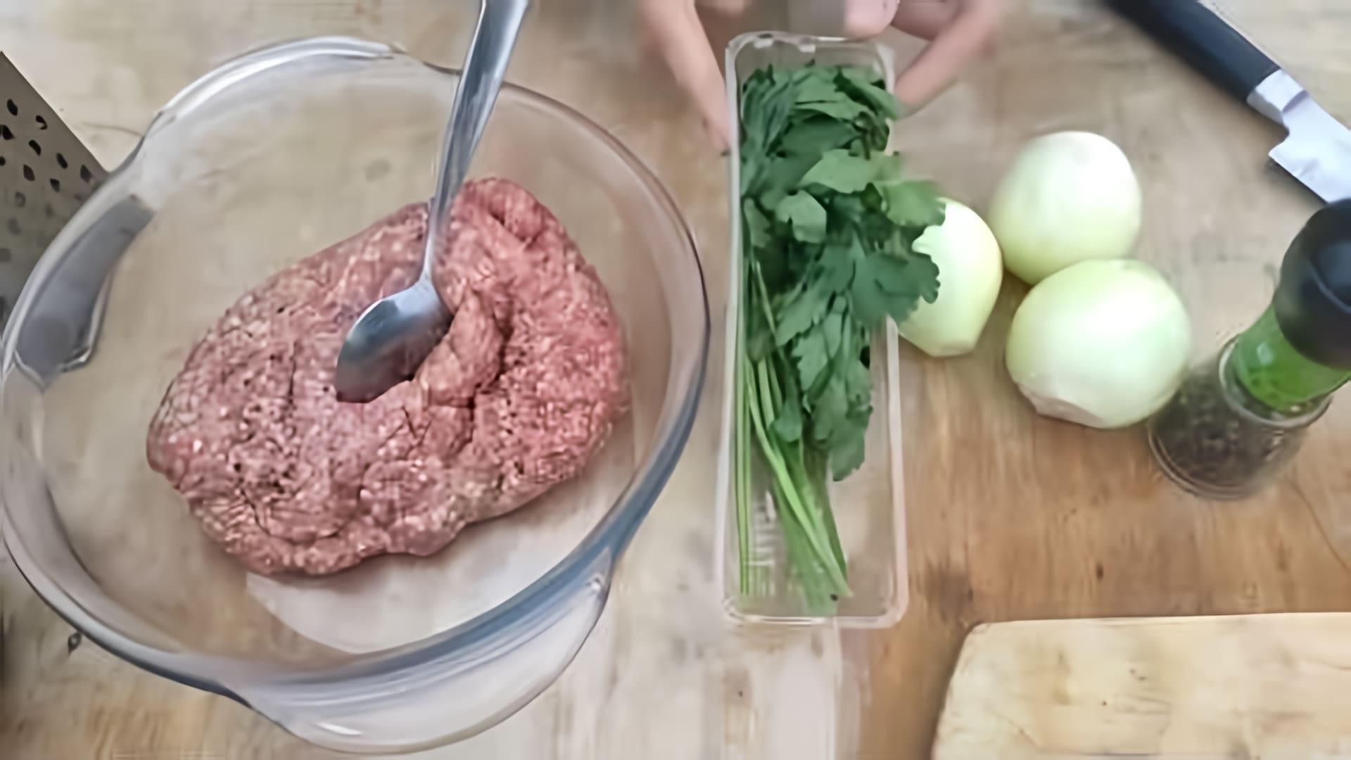 В данном видео представлен пошаговый рецепт приготовления хинкали