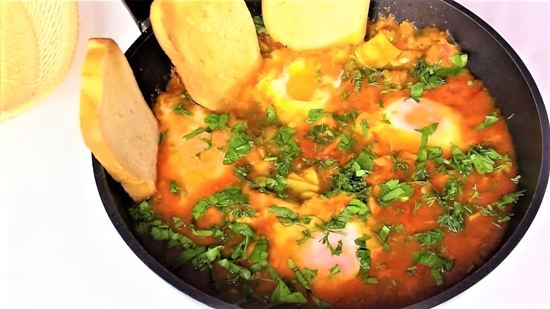 В этом видео демонстрируется процесс приготовления шакшуки - блюда из яиц в томатном соусе с грибами