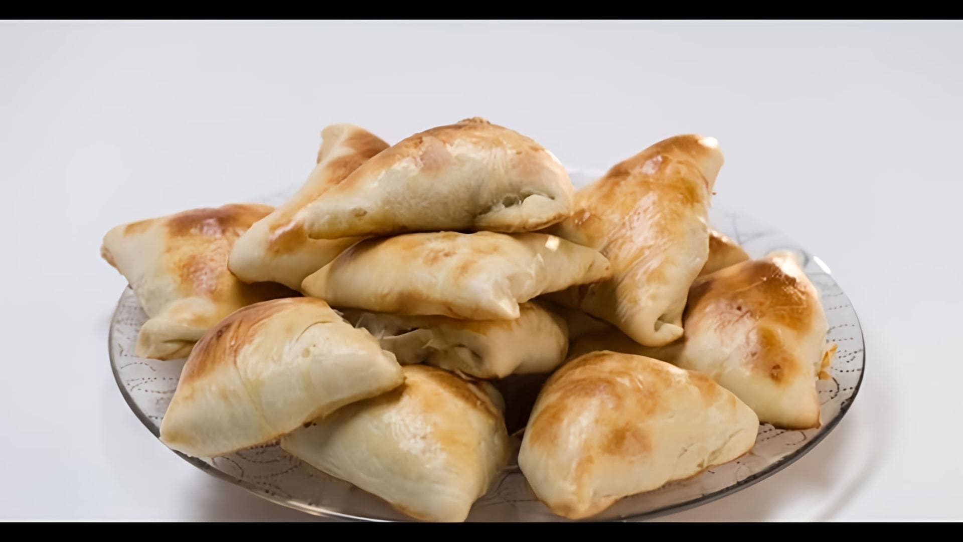 "Самса - узбекская кухня" - это видео-ролик, который демонстрирует процесс приготовления традиционного узбекского блюда - самсы