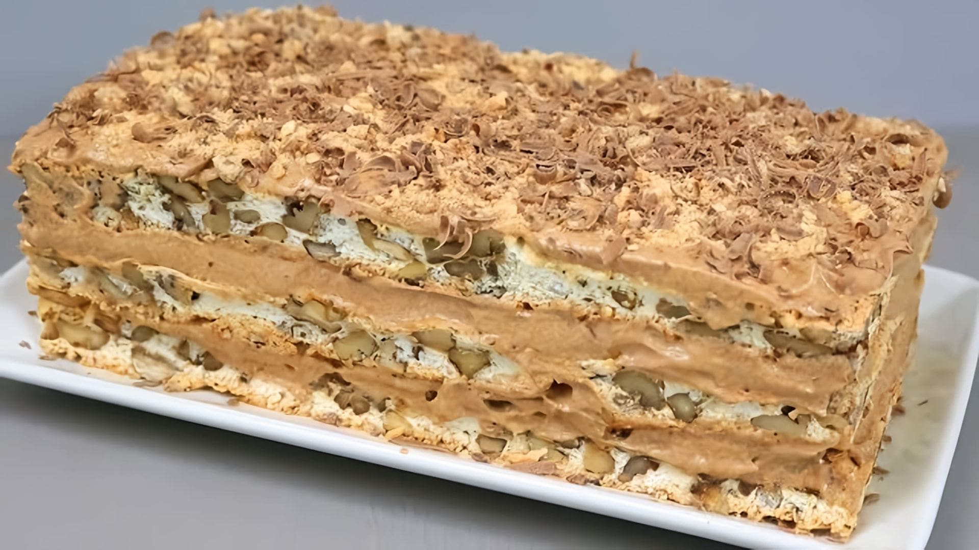 В этом видео демонстрируется рецепт приготовления торта "Королевский"