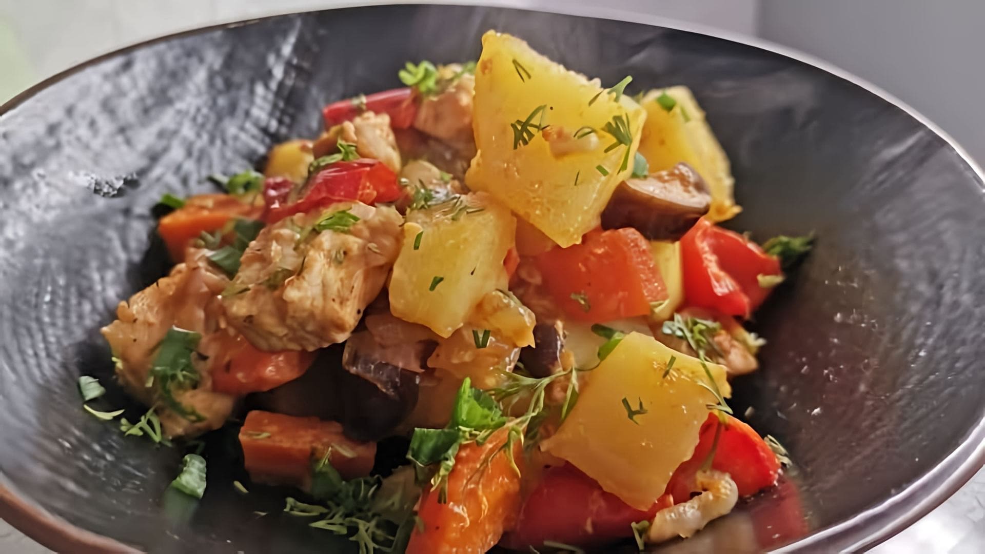 В этом видео демонстрируется простой рецепт приготовления индейки с овощами в духовке