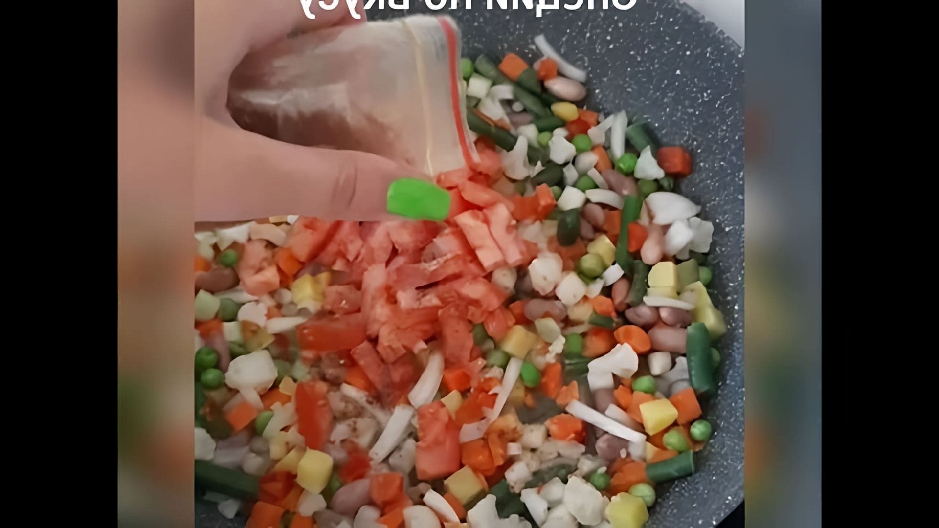 В этом видео-ролике вы увидите, как приготовить вкусные замороженные овощи на сковороде всего за 20 минут