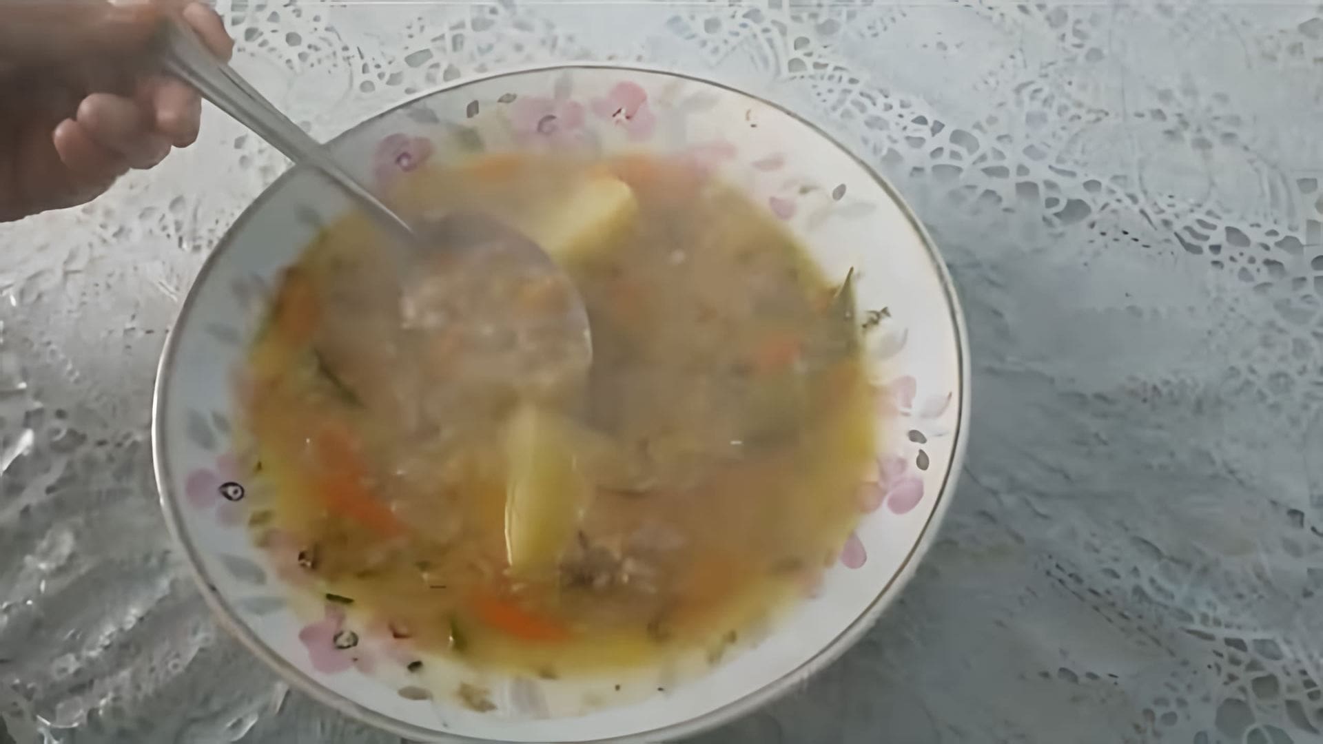 В этом видео демонстрируется процесс приготовления горохового супа из фарша говядины