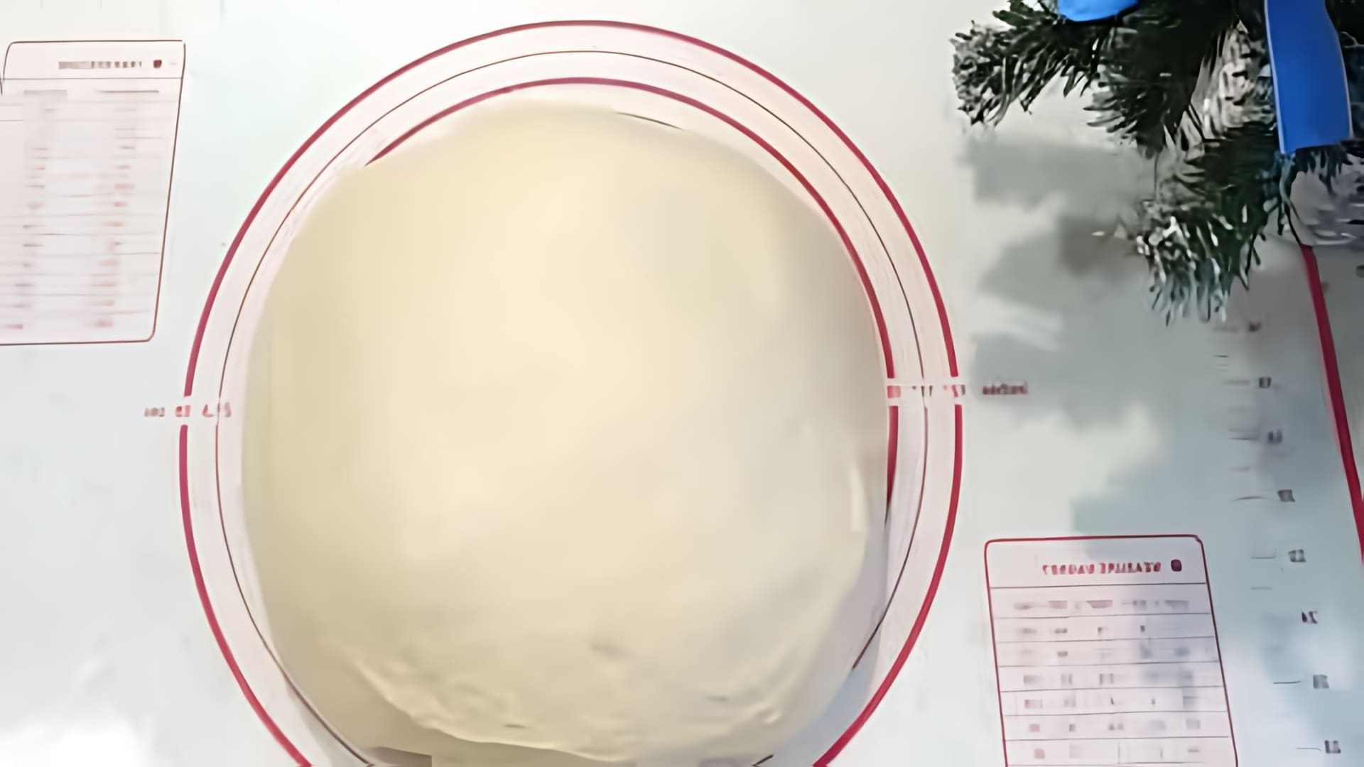 В этом видео демонстрируется процесс приготовления сдобного дрожжевого теста на сметане