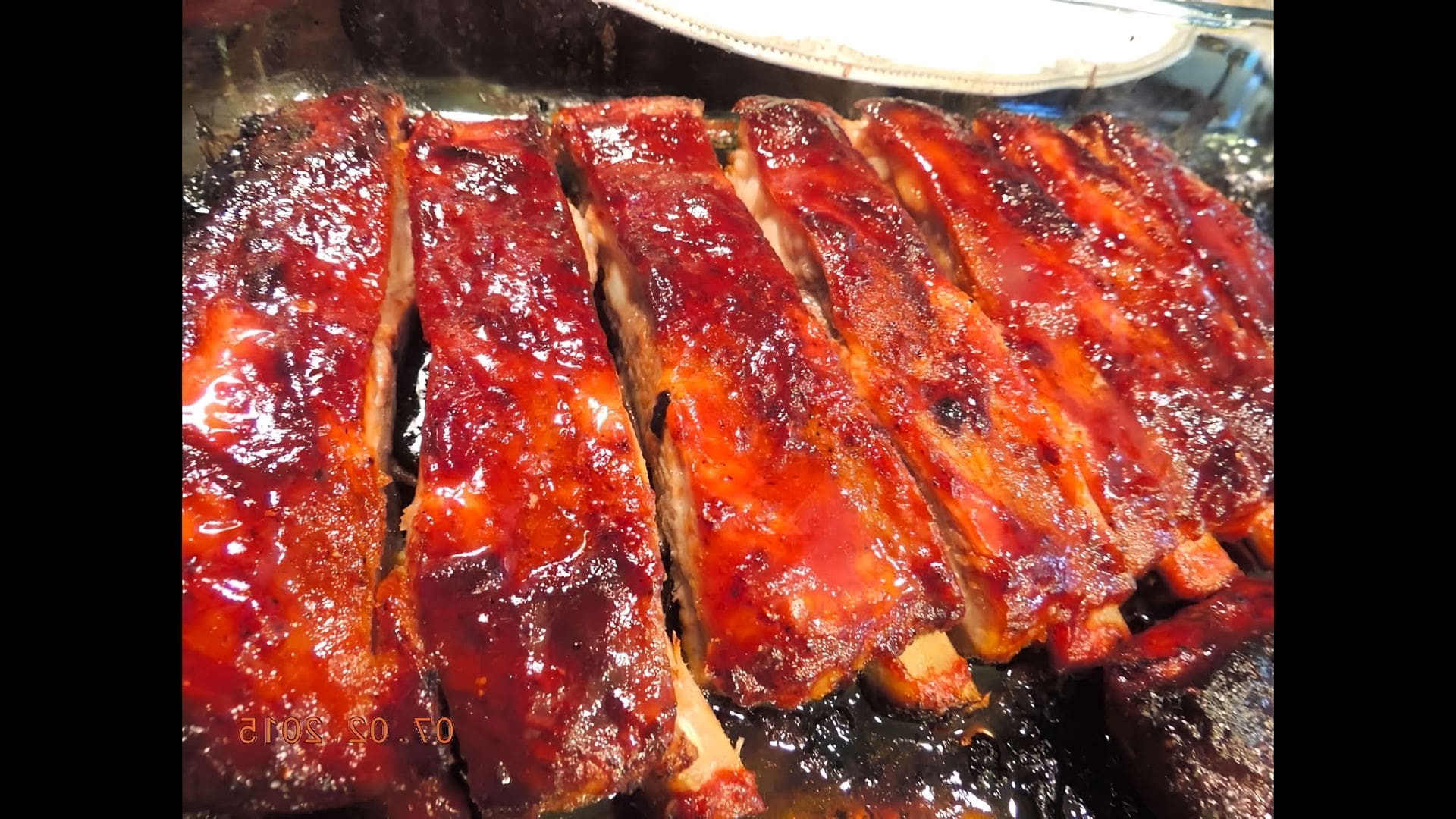 Мясо ребрышки в духовке. Ребра в духовке. Свинина на ребрышках в духовке. Запечённое мясо в духовке в фольге. Свиные ребра bbq.