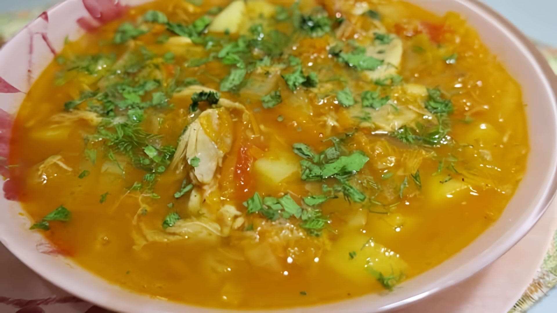 В этом видео демонстрируется рецепт приготовления вкусного и полезного овощного супа с пекинской капустой