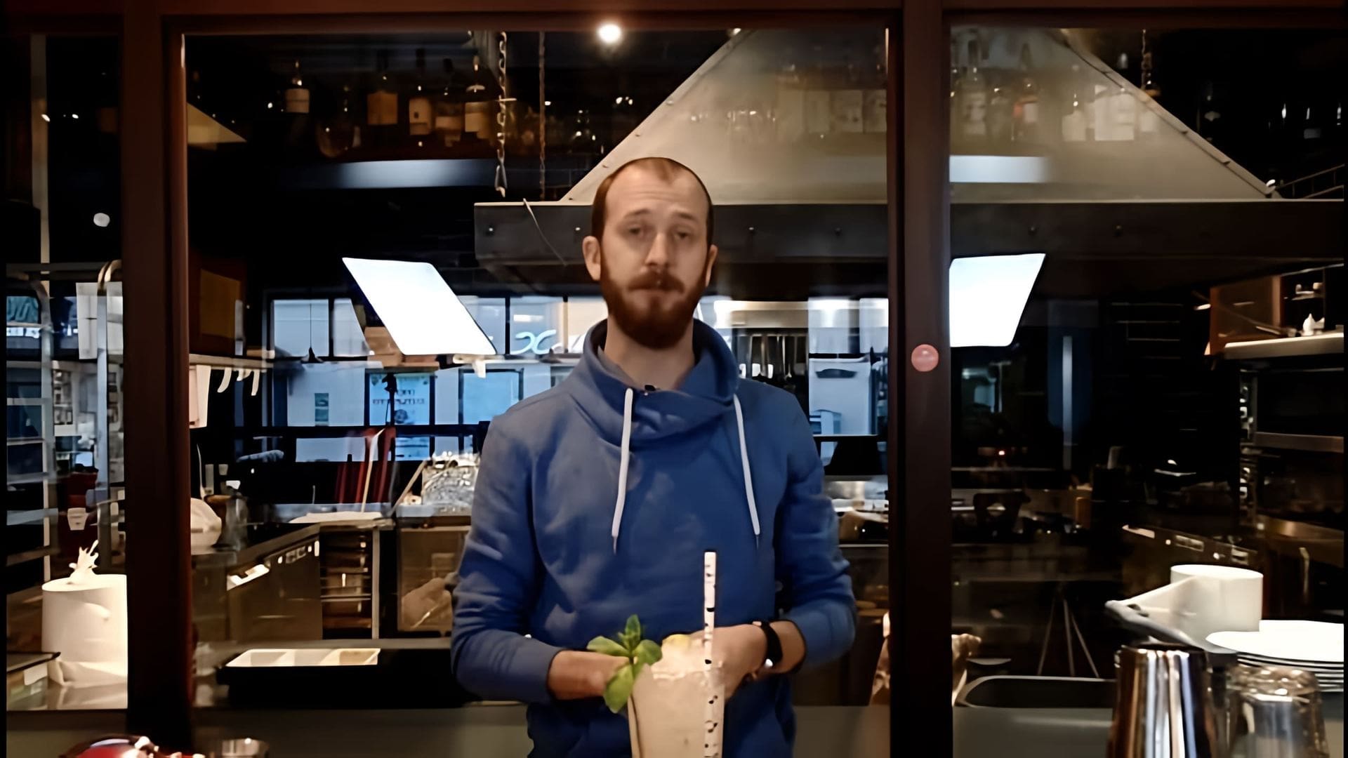 Мохито - алкогольный рецепт коктейля от Василия Захарова

В этом видео-ролике Василий Захаров показывает, как приготовить мохито - популярный алкогольный коктейль