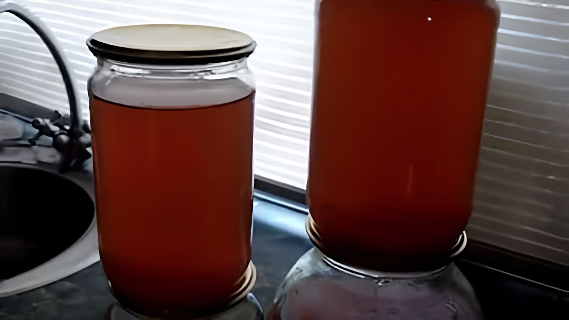 В этом видео демонстрируется процесс приготовления яблочного сока без кипячения