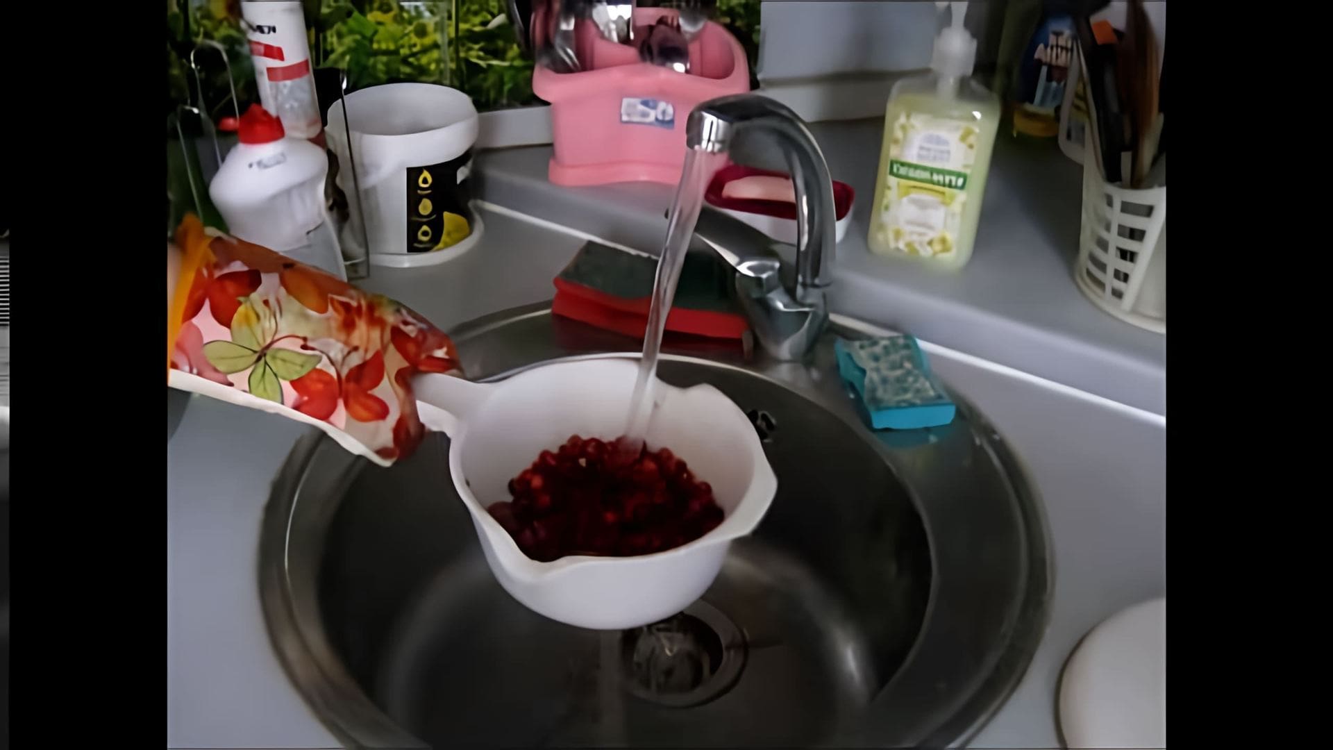 В этом видео Степан готовит компот из брусники