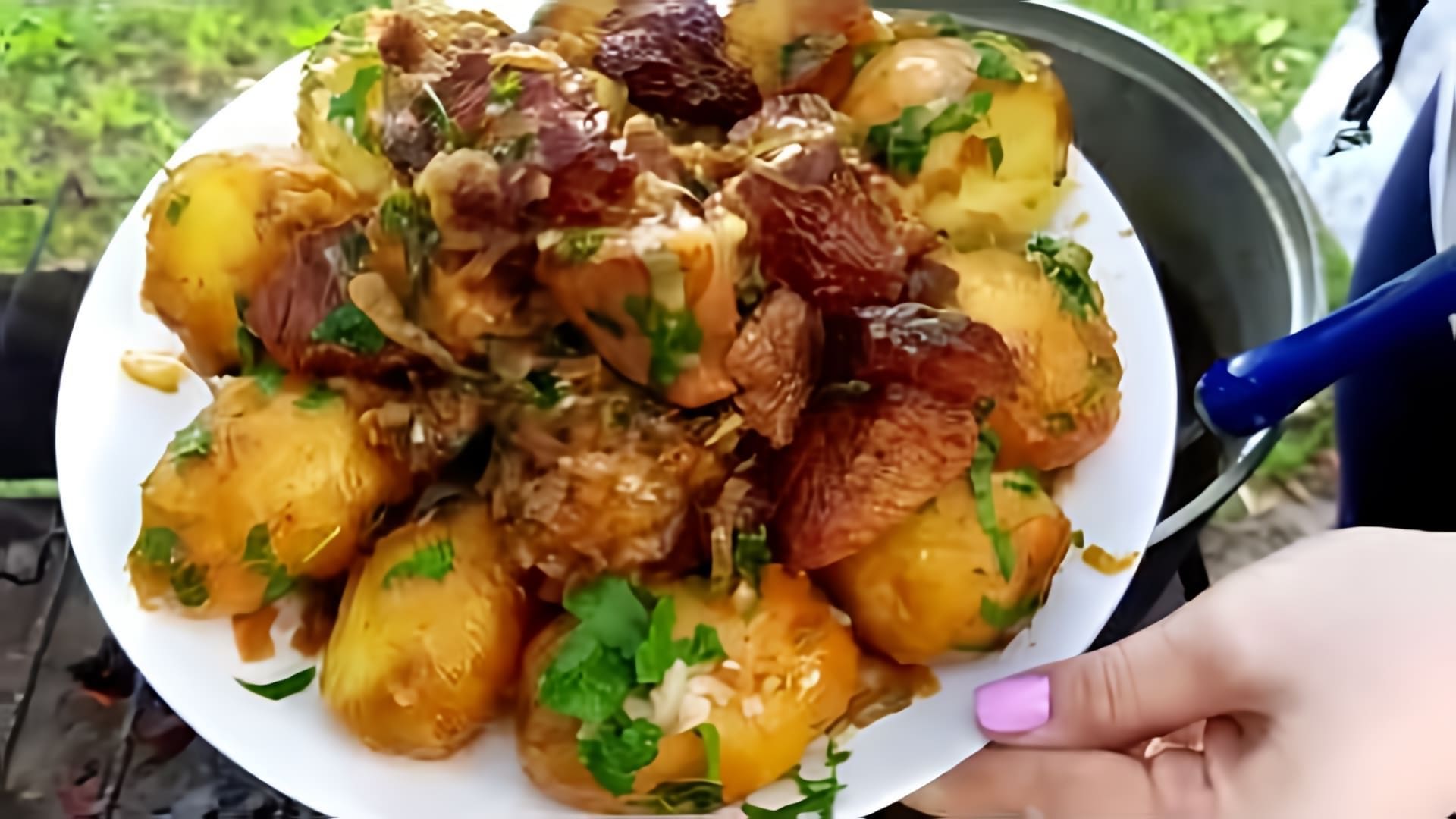 В этом видео демонстрируется процесс приготовления вкусной картошки с мясом в казане на природе