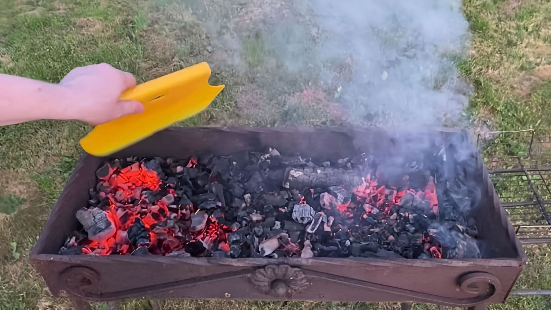 В этом видео-ролике рассказывается о простом и вкусном способе приготовления бараньей лопатки на углях
