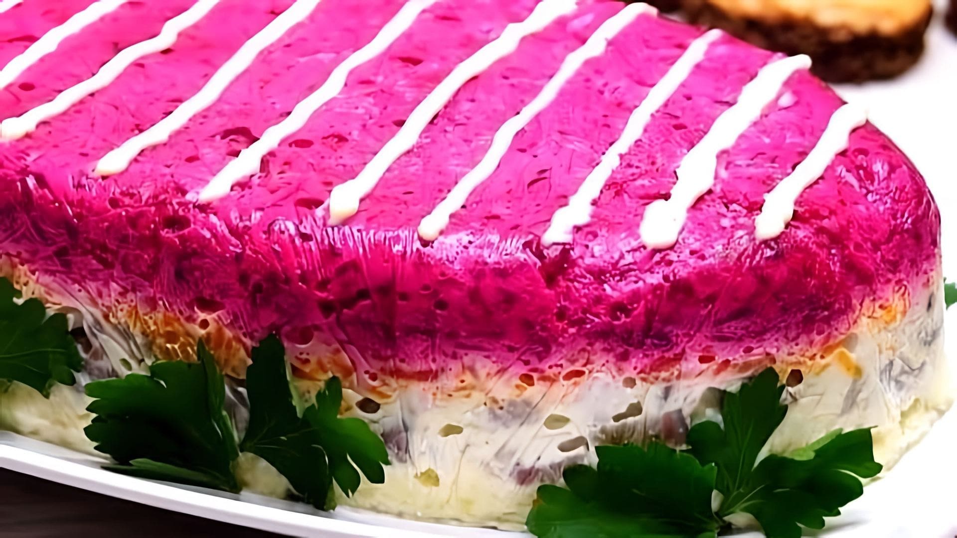 В этом видео демонстрируется процесс приготовления классического салата "Селедка под шубой"