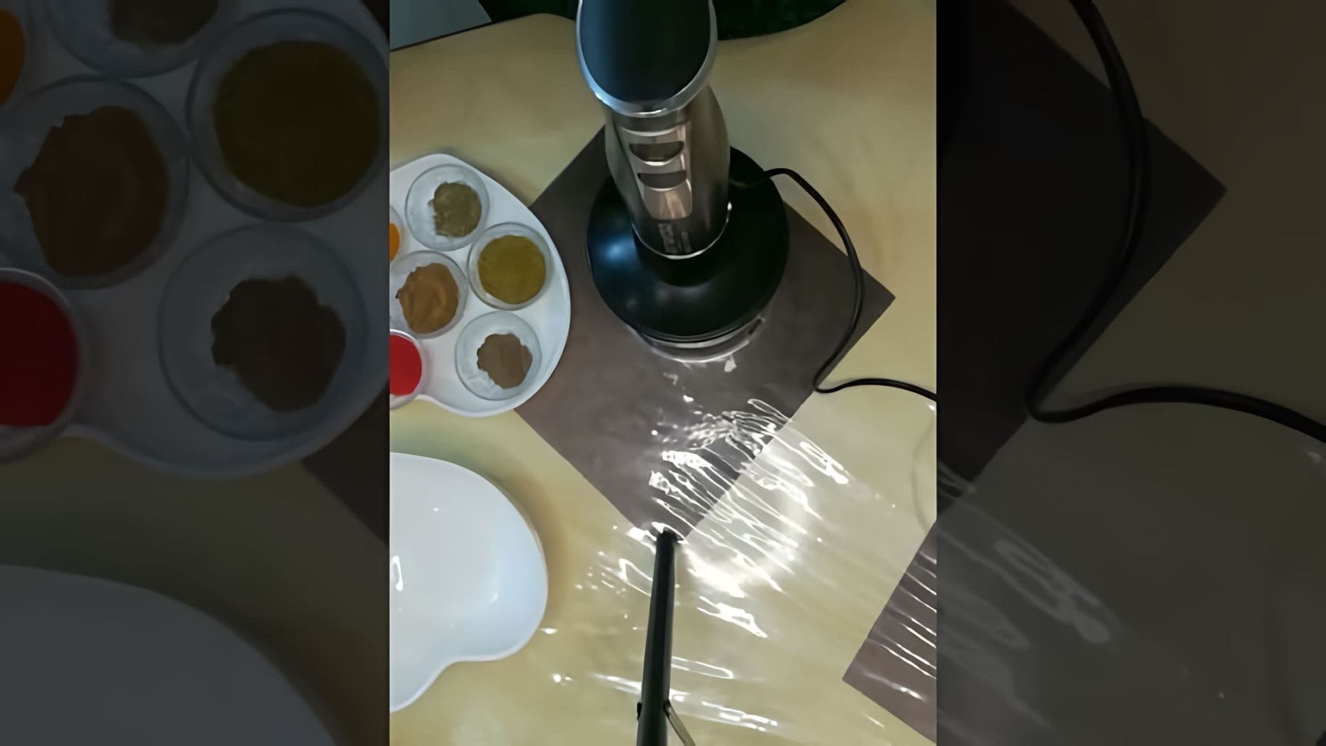В этом видео демонстрируется процесс приготовления адыгейской соли в домашних условиях