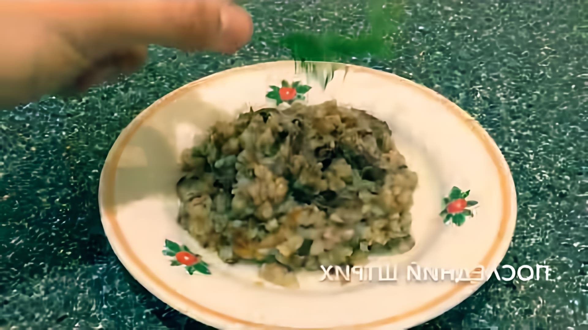 В этом видео-ролике Николай Кулинар показывает, как приготовить армейскую гречку с тушенкой и овощами