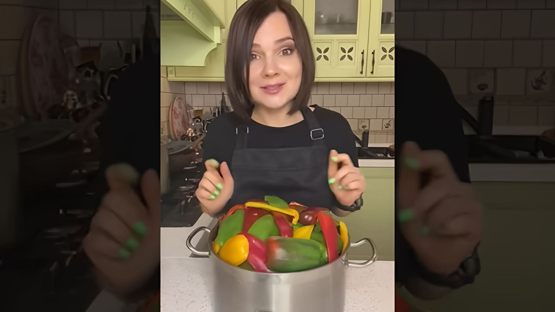 В этом видео демонстрируется процесс приготовления маринованных перцев на зиму