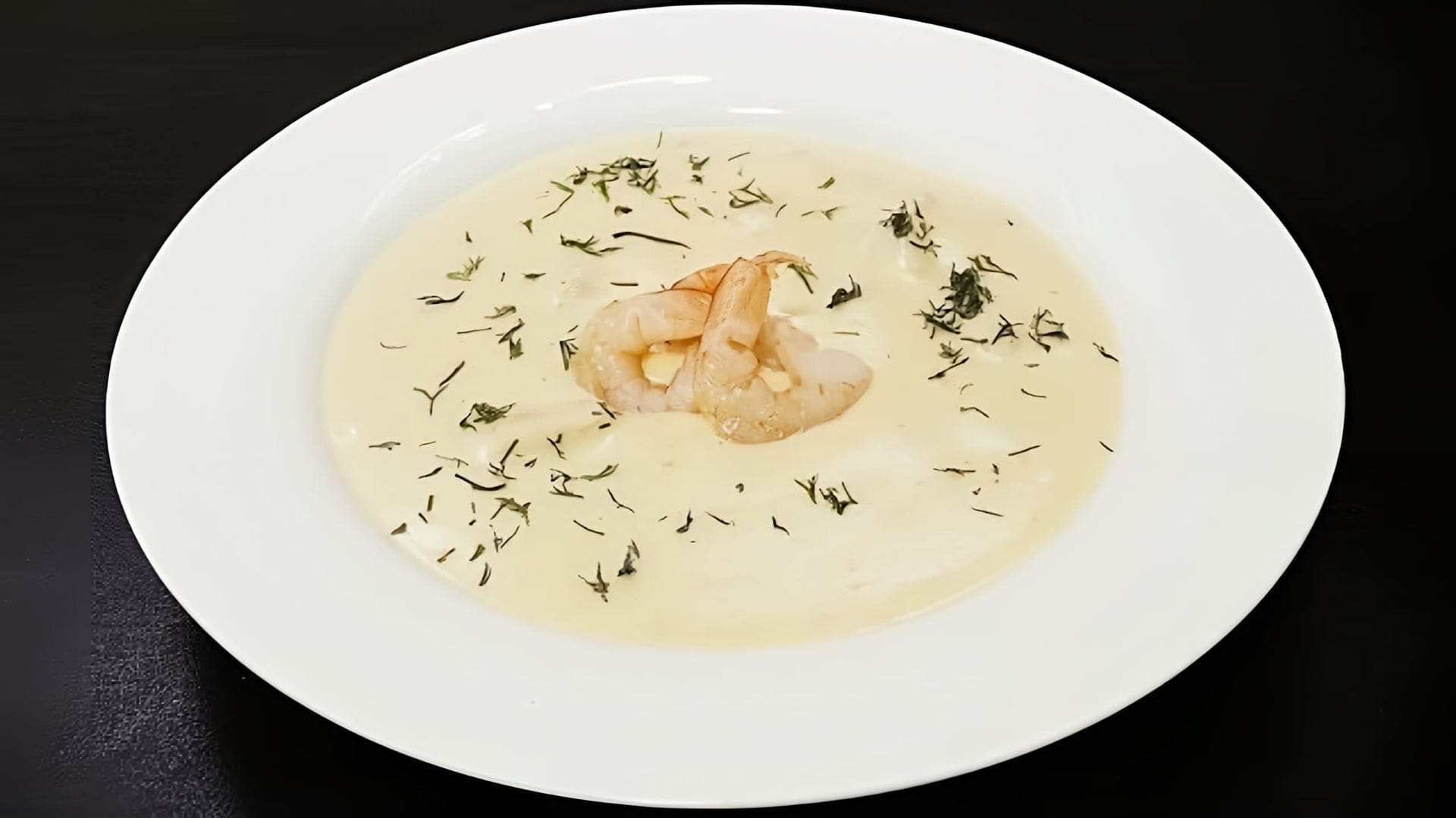 В этом видео демонстрируется рецепт приготовления нежного картофельного крем-супа с креветками