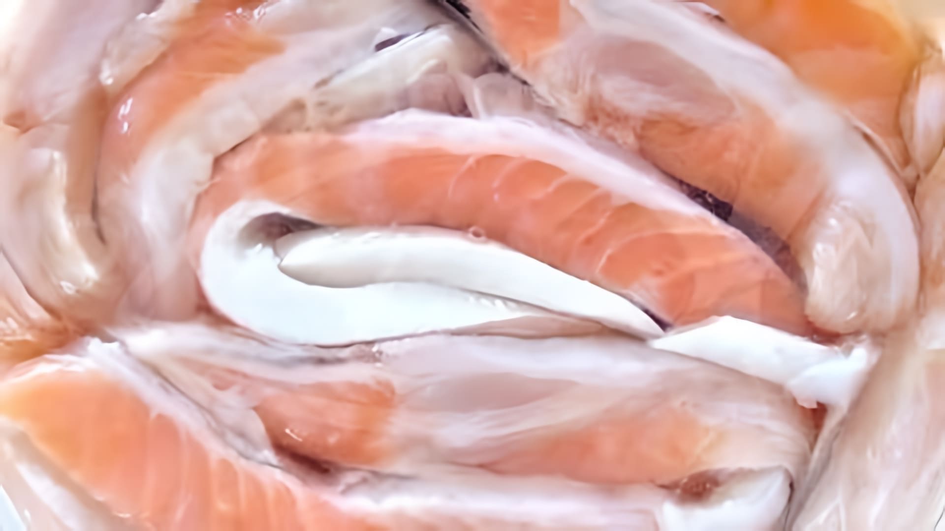 В этом видео демонстрируется процесс приготовления соленых брюшек лосося