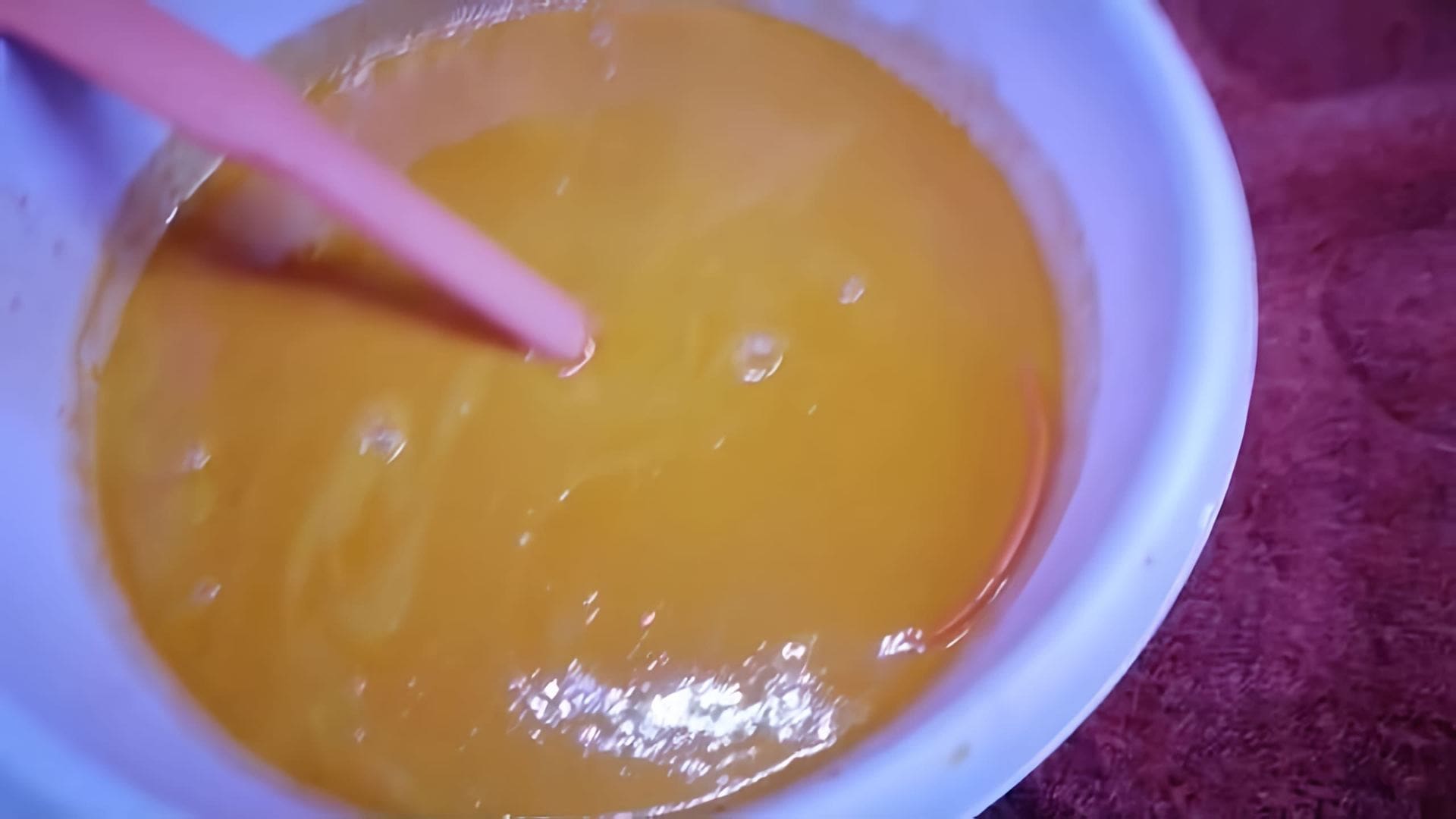 В этом видео демонстрируется процесс приготовления сока из облепихи