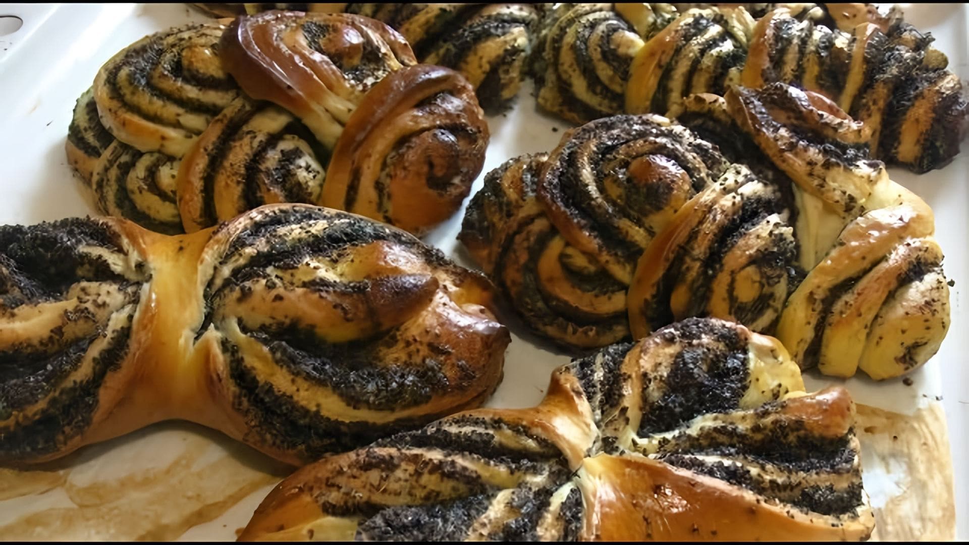 Выпечка с маком из дрожжевого. Плюшки с маком из дрожжевого. Маковый рулет сдоба. Булка с маком. Плюшки с маком из дрожжевого.