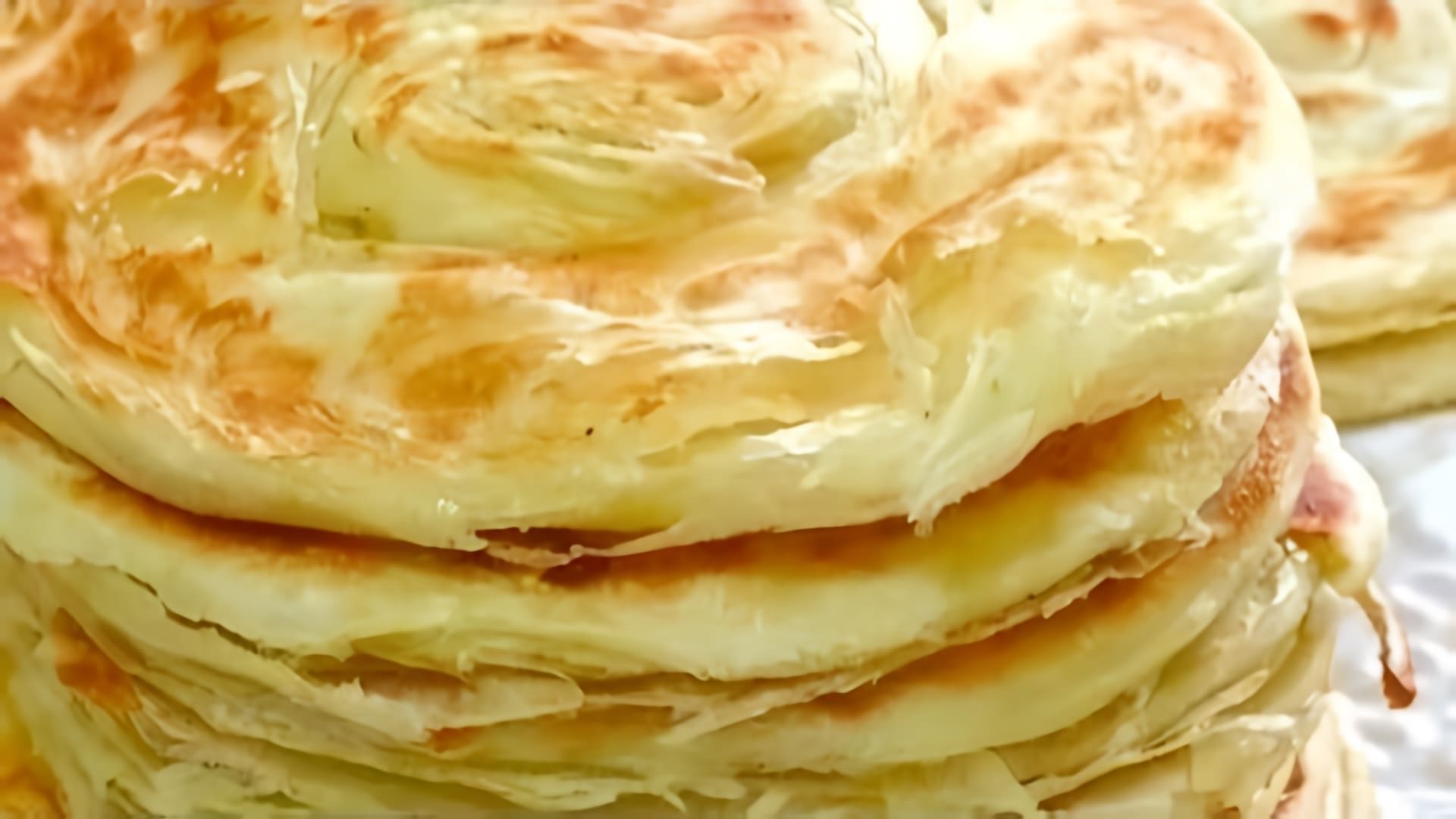 Узбекская слоеная лепешка катлама на сковороде - это традиционное блюдо узбекской кухни, которое готовится из тонкого теста и начинки из мяса, лука и специй