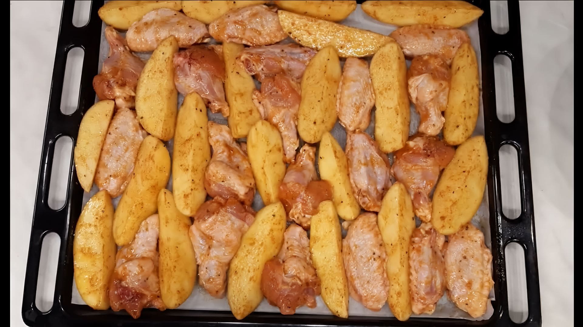 Картошка по деревенски в духовке с курицей