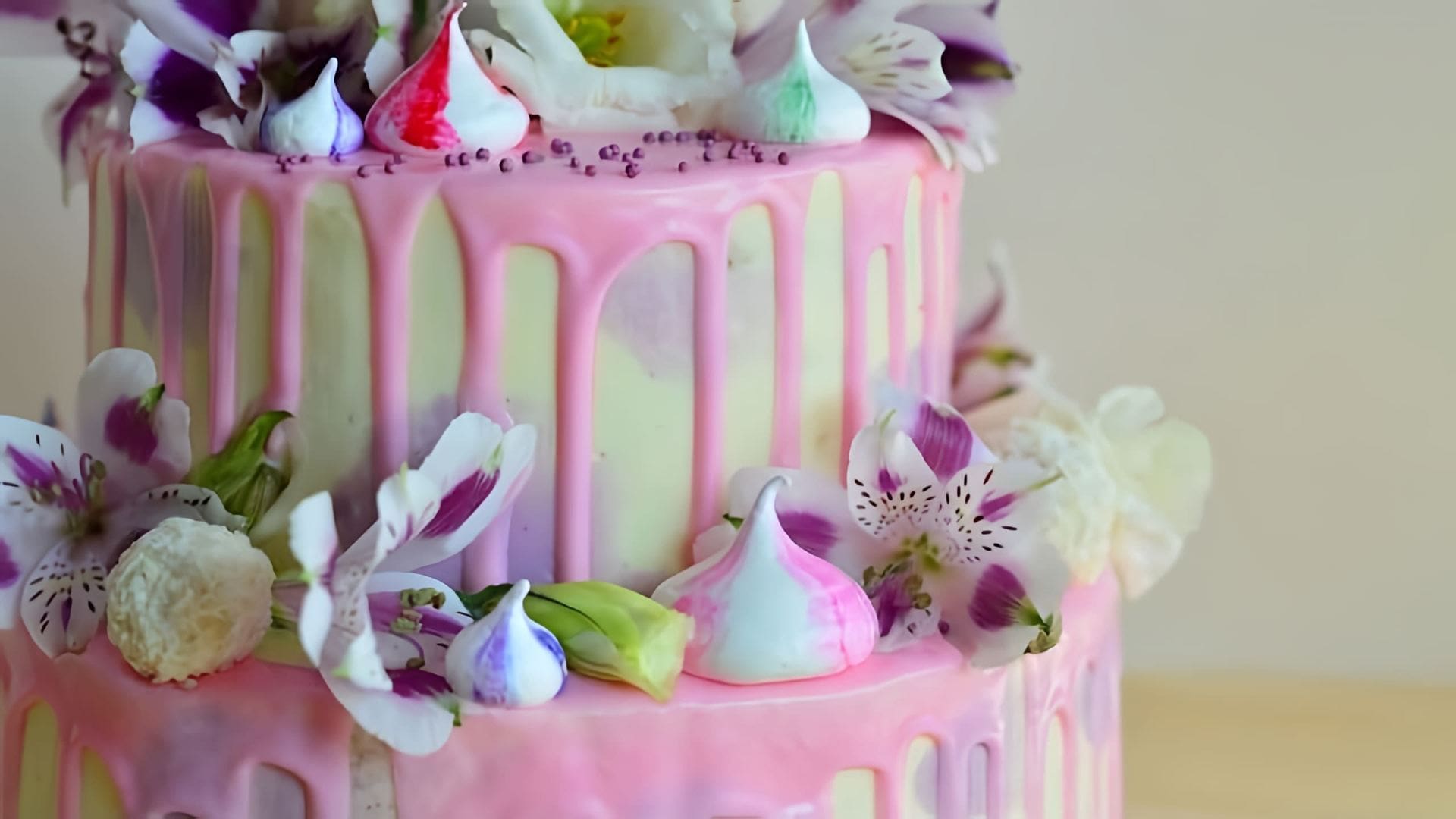 В этом видео демонстрируется, как собрать двухъярусный торт и украсить его живыми цветами