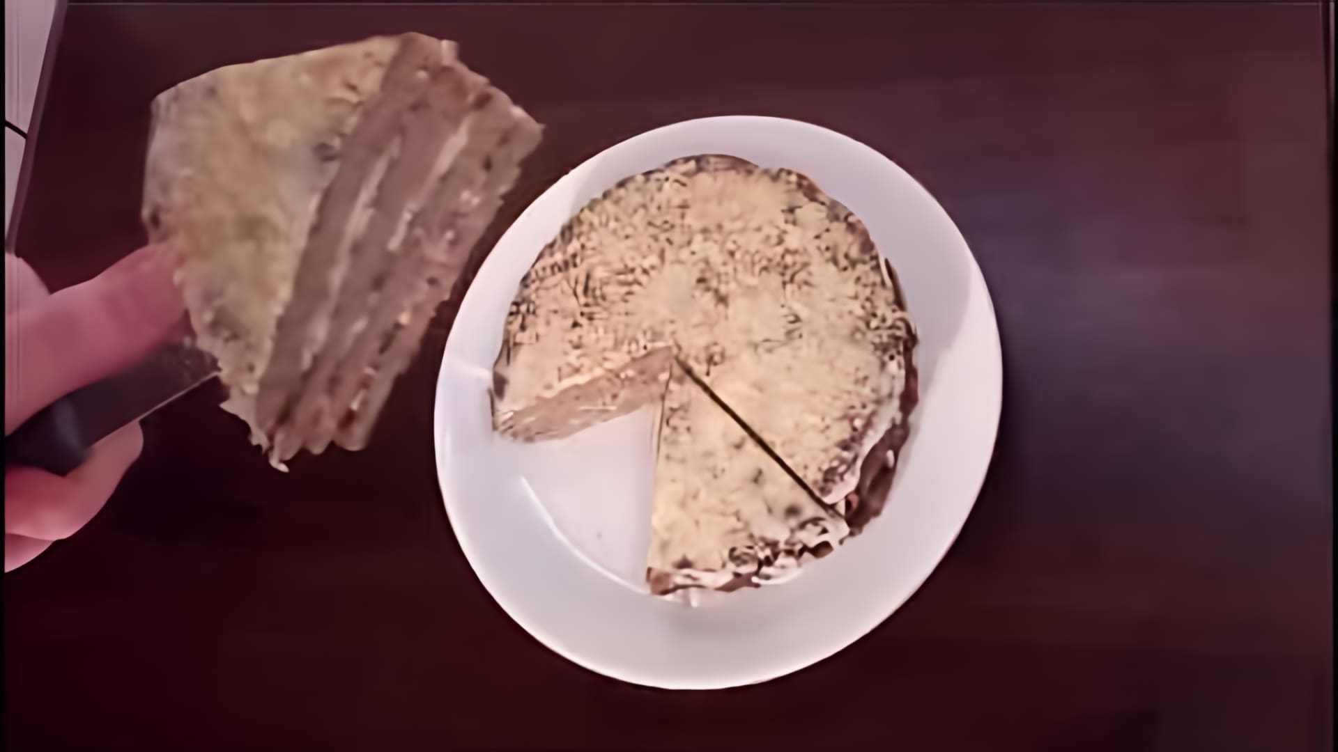 В этом видео демонстрируется рецепт приготовления печеночного торта из куриной печени