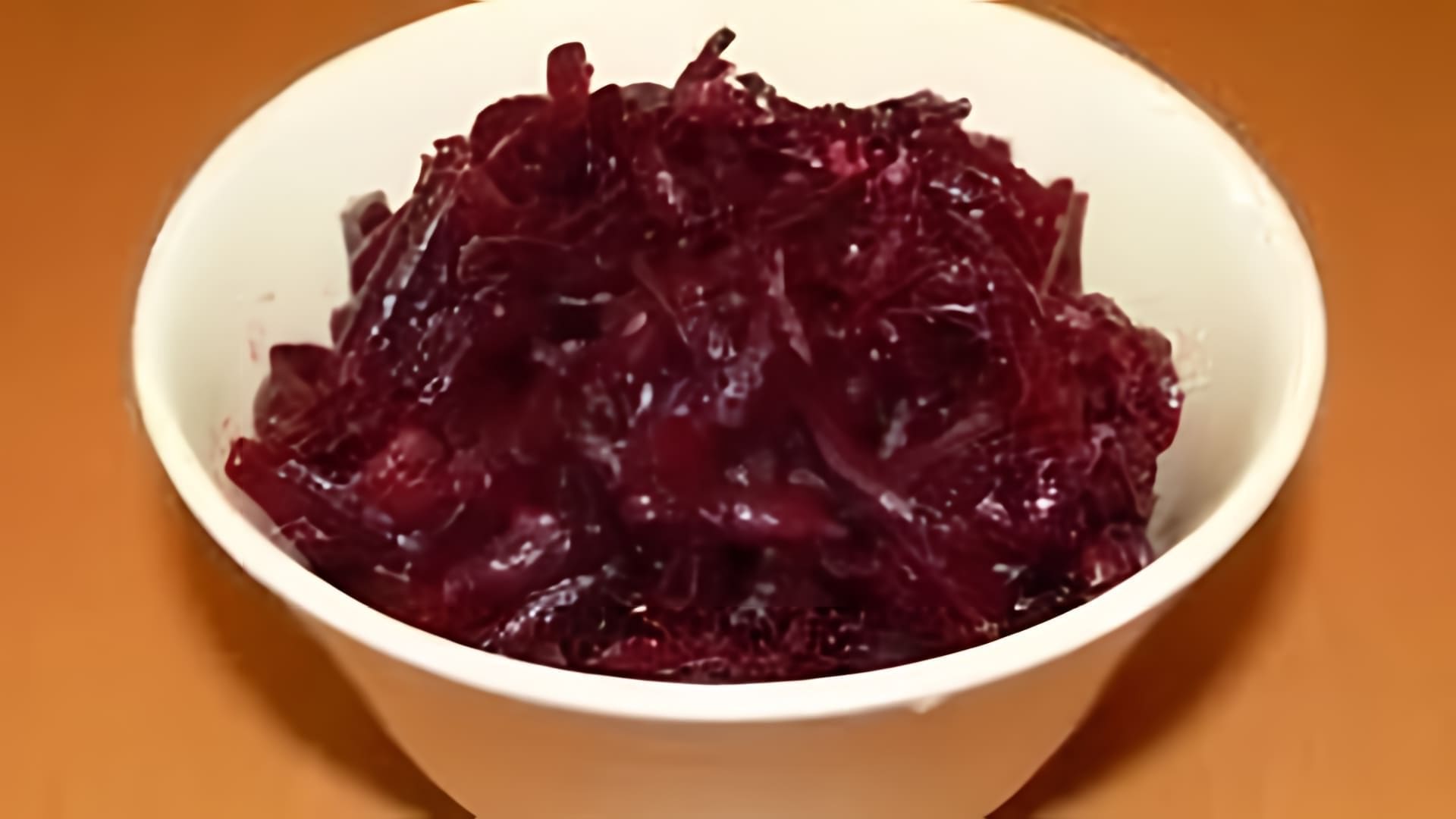 В этом видео демонстрируется процесс приготовления свекольного салата с чесноком