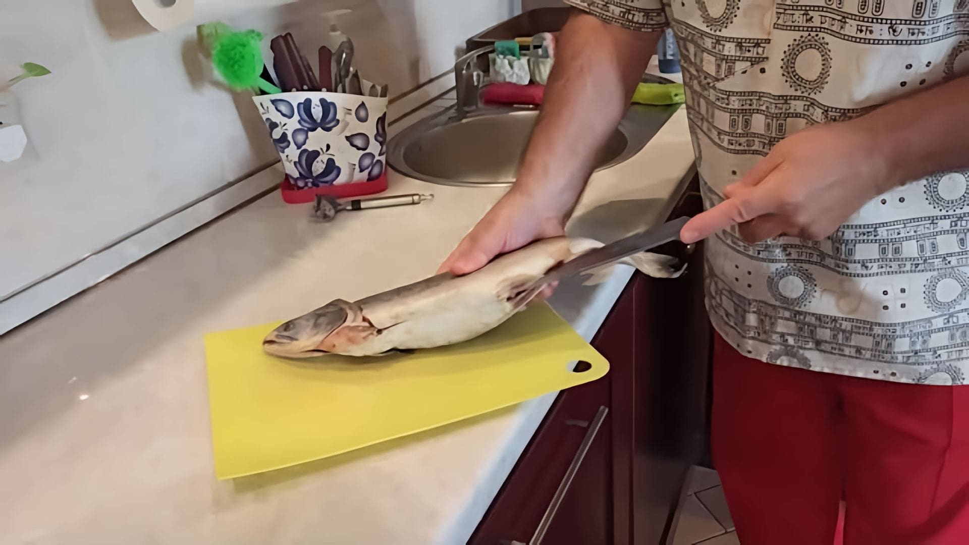 В данном видео-ролике будет продемонстрирован процесс приготовления строганины из горбуши или любой другой рыбы