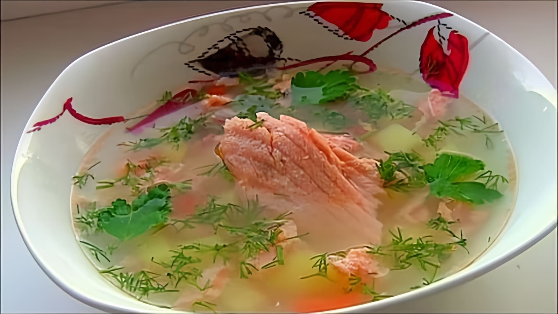 В этом видео демонстрируется процесс приготовления бюджетного варианта супа из красной рыбы