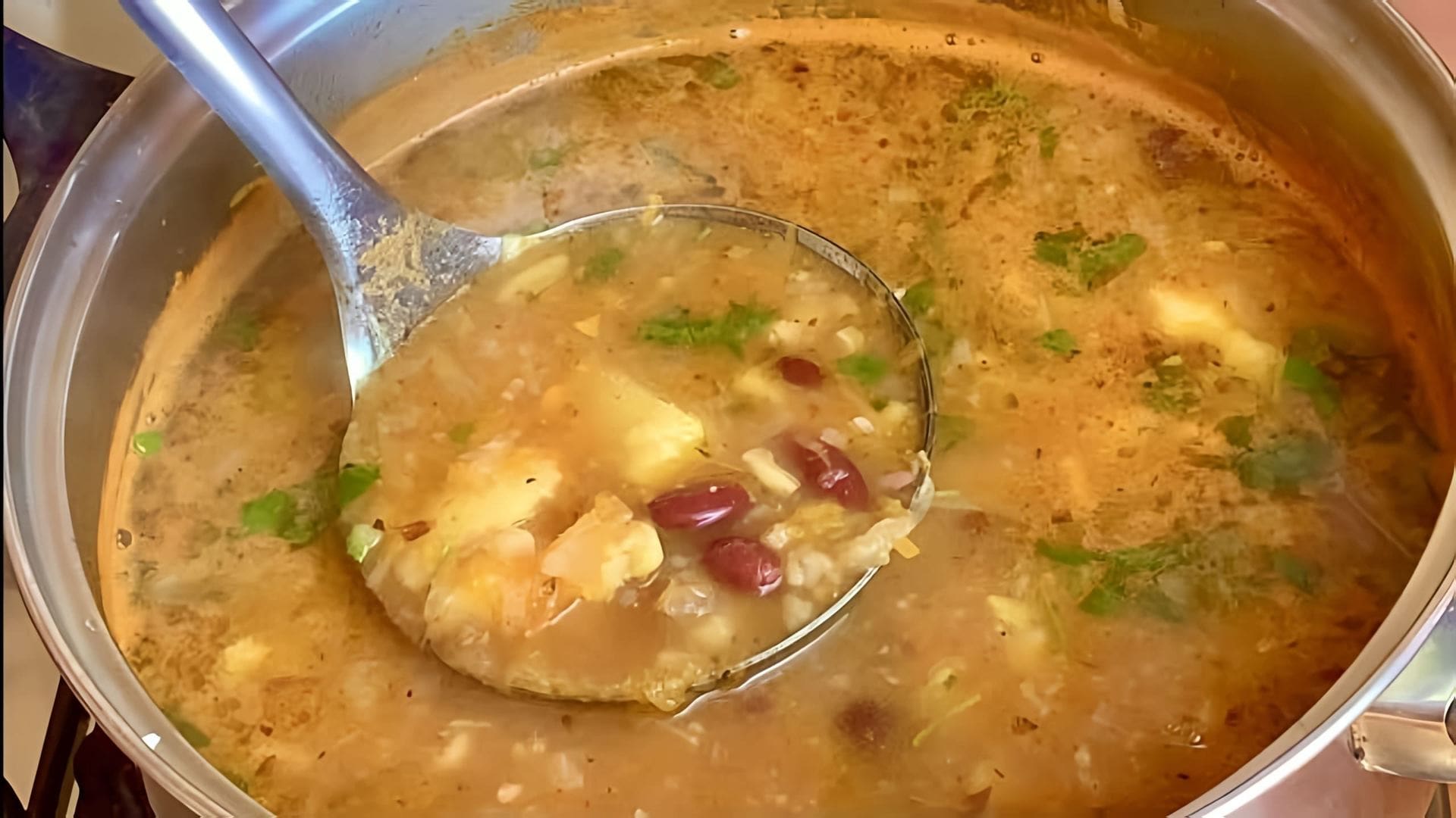 Видео как приготовить быстрый и вкусный бобовый суп, используя простые ингредиенты, такие как лук, морковь, картофель, бобы, чеснок и кинза