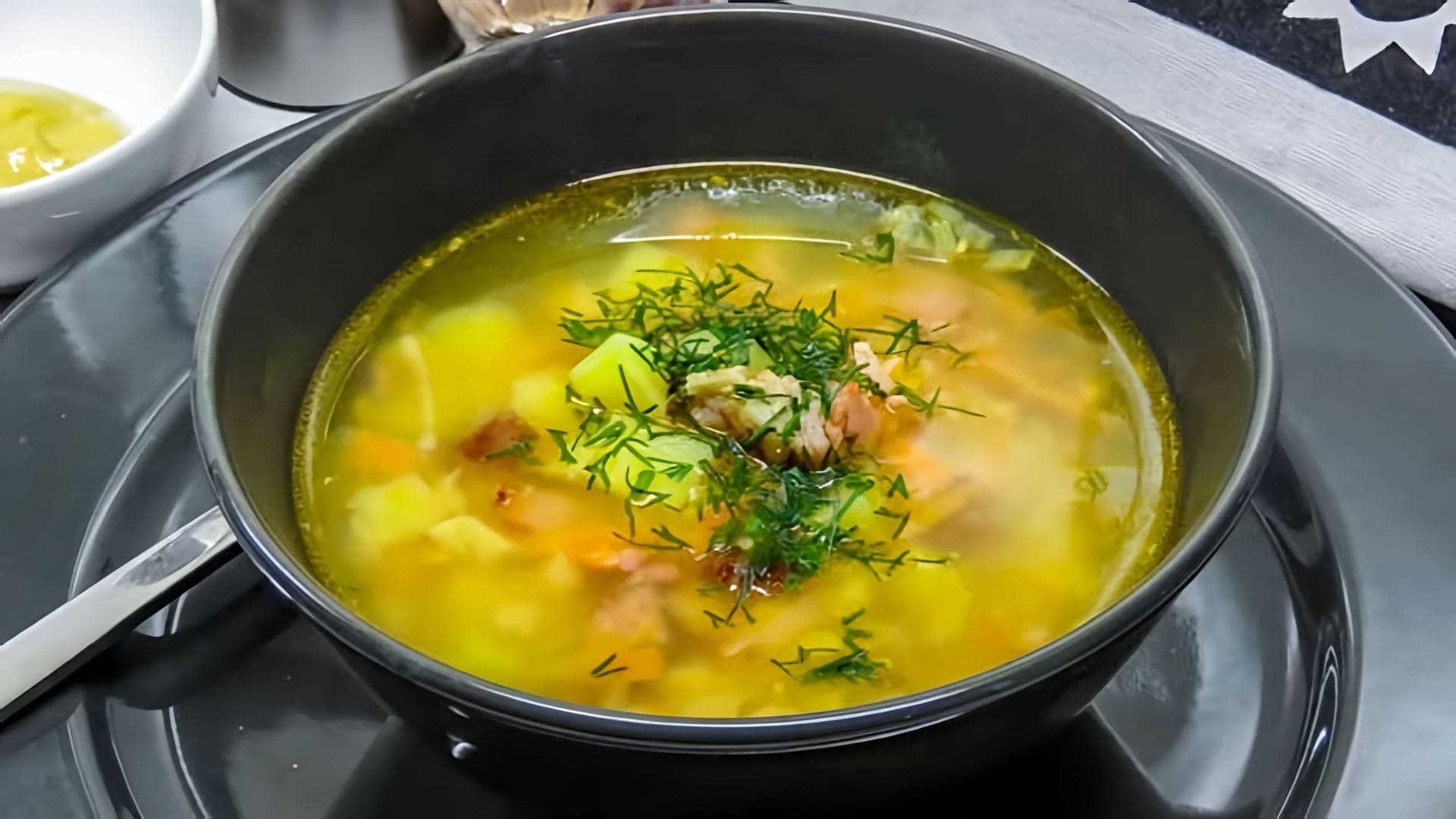 В этом видео демонстрируется рецепт приготовления горохового супа, который напоминает вкус детства