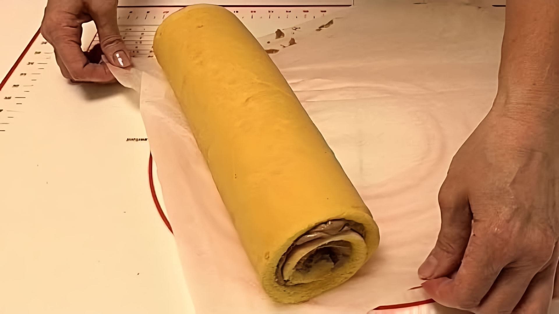 В этом видео демонстрируется процесс приготовления классического бисквита без добавления разрыхлителя