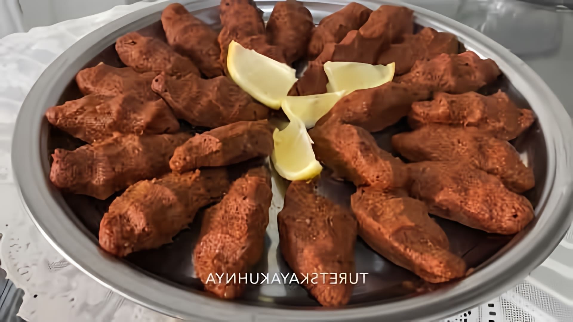В этом видео показано, как приготовить котлеты из булгура, популярное блюдо турецкой кухни