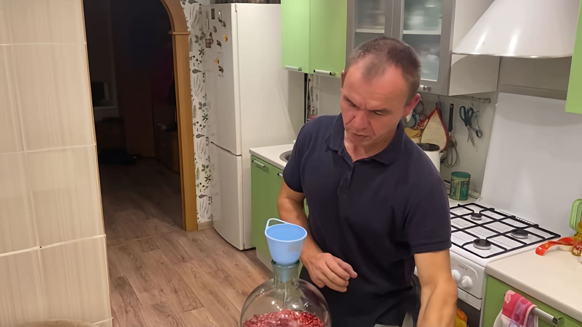 В этом видео демонстрируется процесс приготовления ароматной настойки из брусники