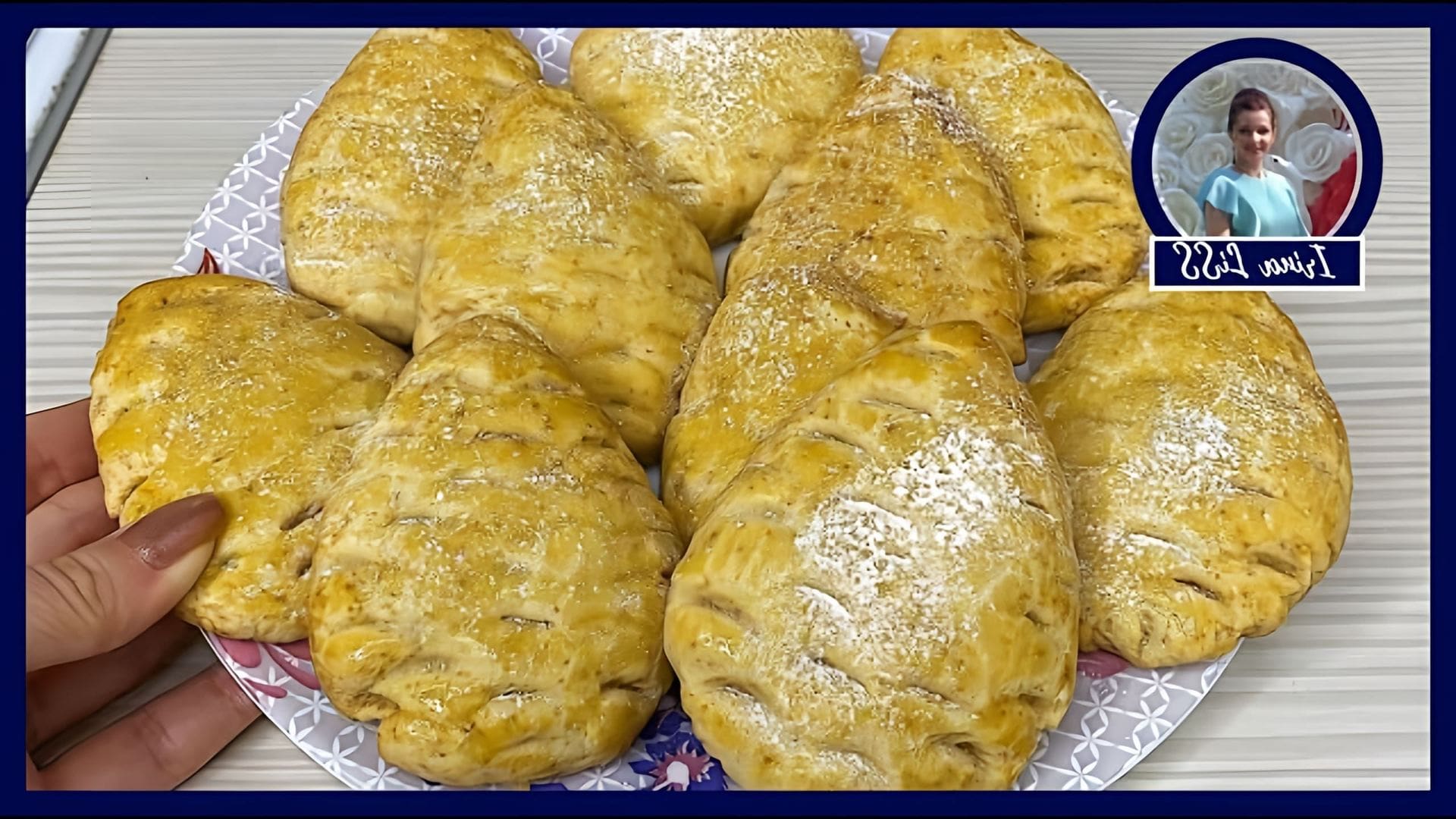 В этом видео демонстрируется процесс приготовления медового печенья "Шишки"