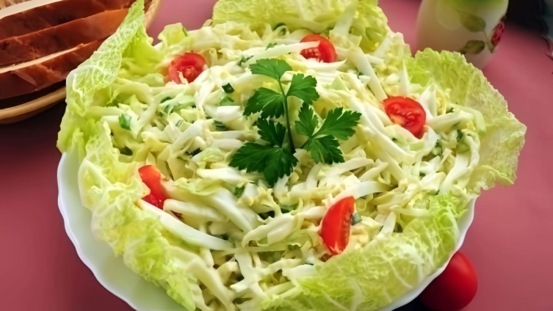 В этом видео-ролике будет показан рецепт приготовления овощного салата с творогом