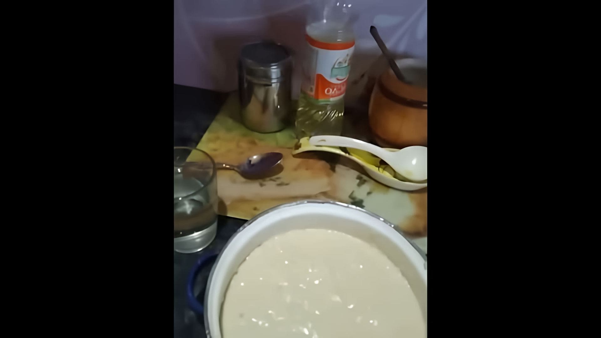 В этом видео демонстрируется рецепт приготовления оладий на воде