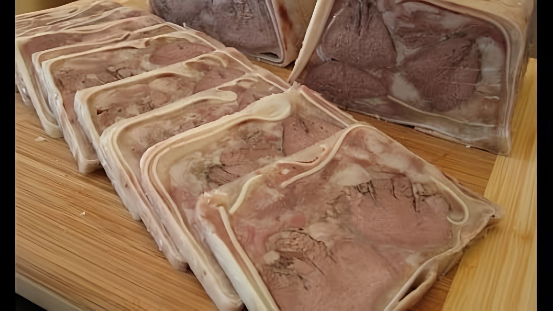 В этом видео демонстрируется процесс приготовления ветчины из свиного языка и свиных ушей